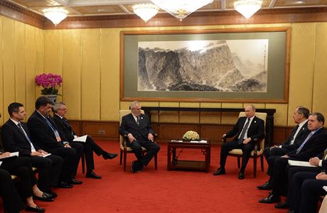 Prezident Milo Zeman (vlevo) se 14. kvtna v Pekingu seel s ruskm...