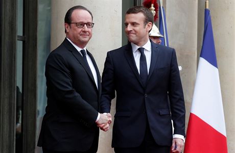Dosluhující francouzský prezident Francois Hollande vítá Emmanuela Macron ped...