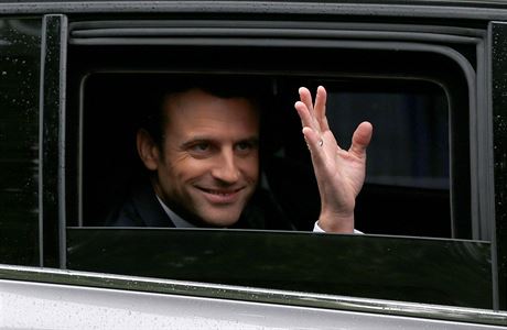 Emmanuel Macron pijd ped Elysejsk palc