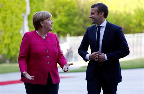 Angela Merkelová a Emmanuel Macron (na archivním snímku) pijedou na víkend do Prahy.
