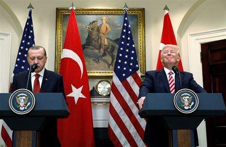 Turecký prezident Erdogan a Donald Trump bhem spolené tiskové konference.