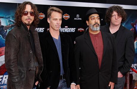 lenov skupiny Soundgarden pohromad (zleva): Chris Cornell, Matt Cameron, Kim...