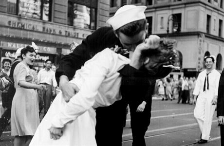 Slavn fotografie polibku na Times Square z dlny Alfreda Einstdta.
