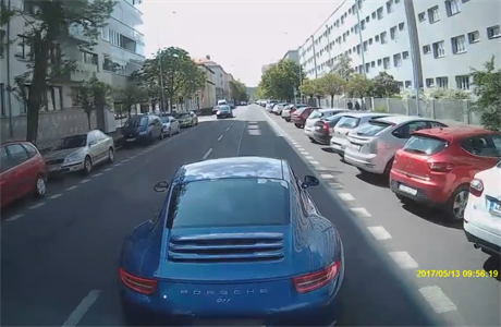 idi Porsche v Praze vybrdoval hasie.