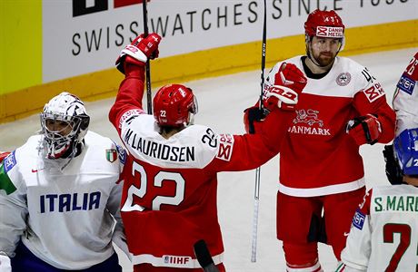 Hokejisté Dánska se radují z gólu, kterým pomohli Slovákm k záchran.