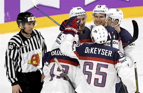 Amerití hokejisté se radují z vítzného gólu Anderse Leeho do sít Ruska.