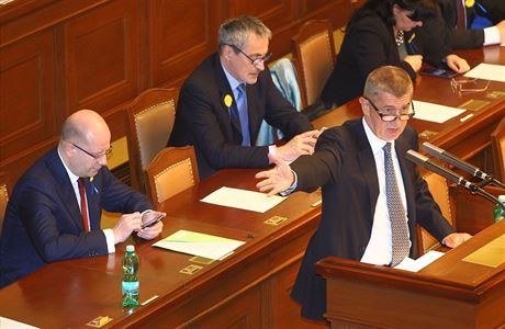 Andrej Babiš při projevu ve sněmovně. Za ním sedí premiér Bohuslav Sobotka a...