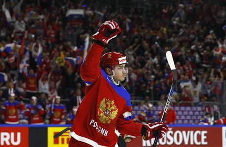 Ruský hokejista Bogdan Kiselevi se raduje ze své branky do dánské sít.