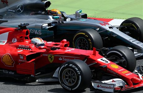 Sebastian Vettel (vpedu) a Lewis Hamilton.