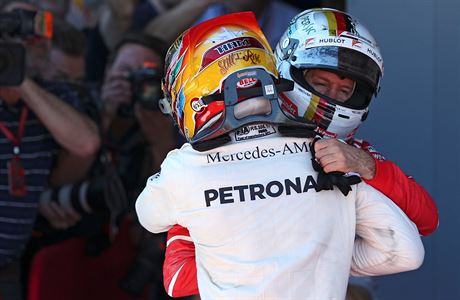 Sebastian Vettel pijímá gratulace od Lewise Hamiltona.