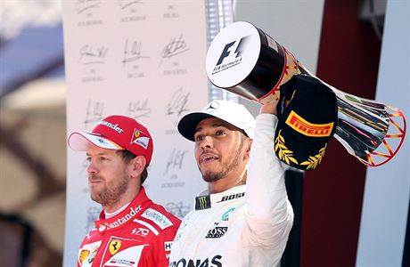 Lewis Hamilton se raduje z triumfu.