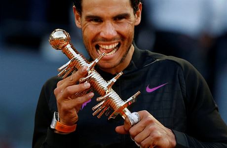 Rafael Nadal s trofejí pro vítze Madrid Open.