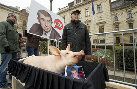 Bohumír Rada (vpravo) na protestní akci proti Andreji Babiovi z prosince 2016.