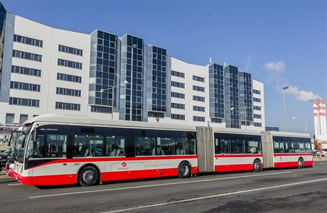 Dopravní podnik v Praze testoval tílánkový autobus znaky Van Hool nkolik...