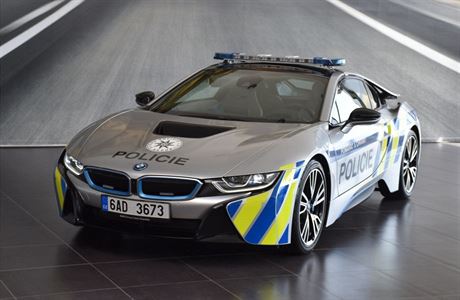 Policejní vz BMW i8 po pedání policii.