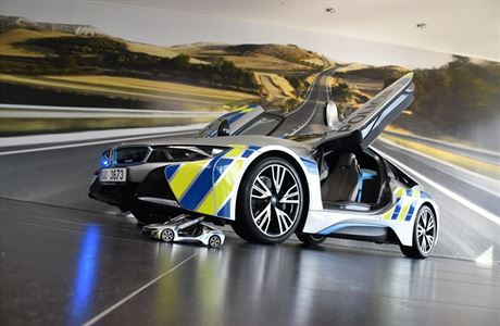 Policejní vz BMW i8.
