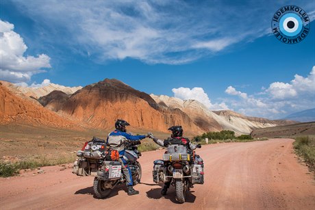 Zpt v sedlech naich motorek pekrásnou cestou k jezeru Song-Kul. Kyrgyzstán.