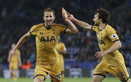 Útočník Tottenhamu Harry Kane (vlevo) slaví jeden ze svých čtyř branek v síti...