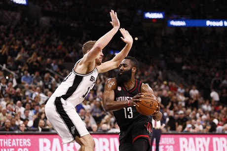 James Harden z týmu Houstonu dosáhl v zápase proti Spurs na triple double.