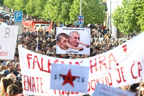 Slogany a plakáty jsou na demonstraci na Václavském námstí rznorodé...