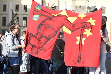 Výrazný transparent na demonstraci na Hradanském námstí.