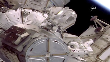 Výstup dvou amerických astronautů z Mezinárodní vesmírné stanice (ISS) do...