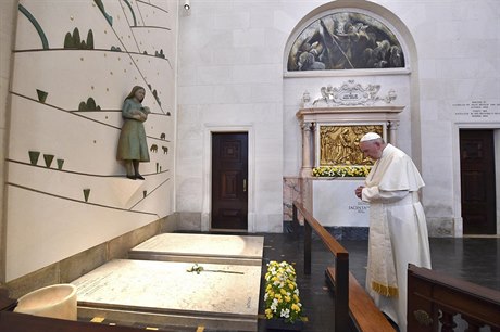 Papež František se modlí u hrobu dvou malých pastýřků...
