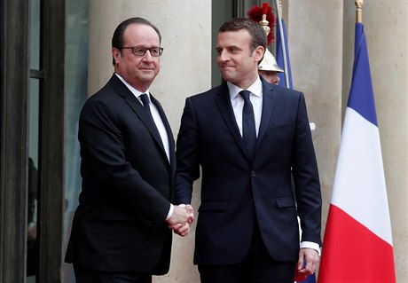 Dosluhující francouzský prezident Francois Hollande vítá Emmanuela Macron ped...