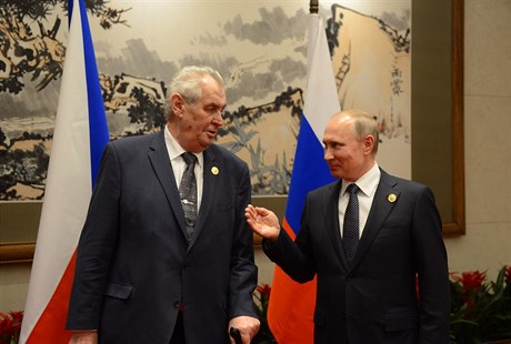 Prezident Miloš Zeman (vlevo) se 14. května v Pekingu sešel s ruským...