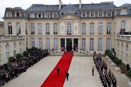Emmanuel Macron ped Elysejským palácem v prbhu inauguraního ceremoniálu.