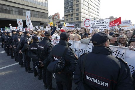 Více ne 10 tisíc lidí v nedli vyrazilo do ulic Moskvy, aby zde protestovali...