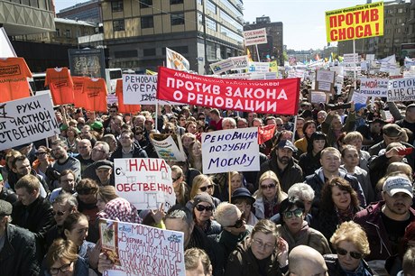 Více ne 10 tisíc lidí v nedli vyrazilo do ulic Moskvy, aby zde protestovali...