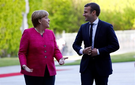 Angela Merkelová a Emmanuel Macron (na archivním snímku) pijedou na víkend do Prahy.