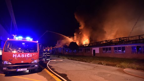 V Otrokovicích na Zlínsku hasii zasahovali u poáru prmyslového objektu v...