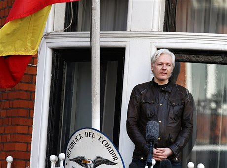 Julian Assange na balkónu ekvádorské ambasády v Londýně.