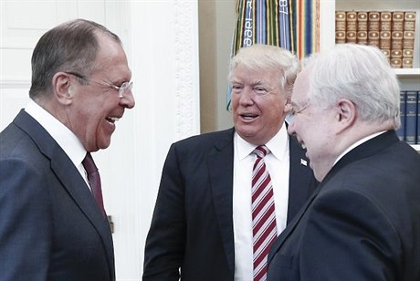 Ruský ministr zahraničí Sergej Lavrov, americký prezident Donald Trump a ruský...