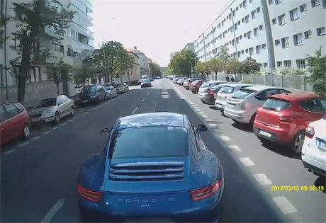 idi Porsche v Praze vybrdoval hasie.