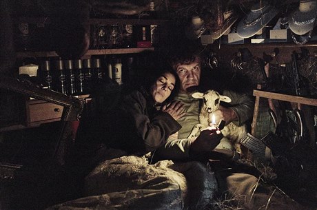 Snímek Na mlé�né dráze. Monica Belluci a Emir Kusturica.