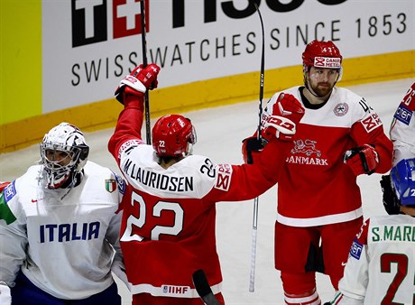 Hokejisté Dánska se radují z gólu, kterým pomohli Slovákm k záchran.