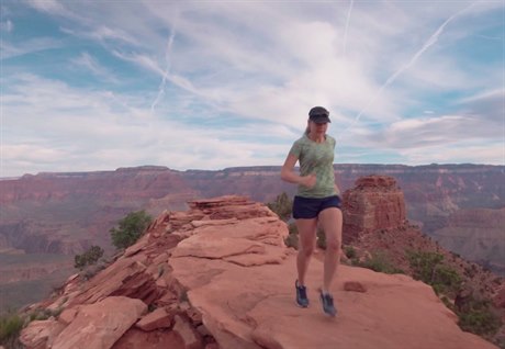 Mina Guliová v Grand Canyonu.