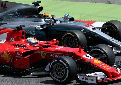 Sebastian Vettel (vpedu) a Lewis Hamilton.