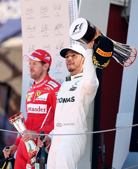 Lewis Hamilton se raduje z triumfu.