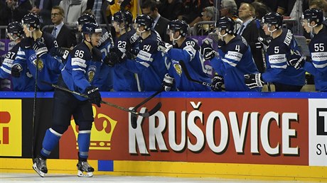 Mikko Rantanen přijímá gratulace od finských spoluhráčů, vstřelil úvodní branku...