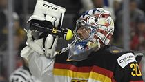 MS v hokeji 2017, Kanada vs. Německo: domácí brankář Philipp Grubauer po jednom...