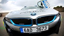 Jihomoravt policist poprv vyzkoueli hybridn BMW i8 za tyi miliony korun.