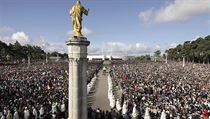 Ceremonii přihlíželo podle odhadů 400 tisíc poutníků z celého světa.