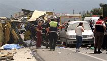 Policie spolen se zchrani ohledvaj msto nehody.