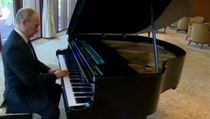Ruský prezident Putin umí také hrát na piáno.