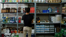 Prvn znovuoteven obchod s alkoholem v Mosulu.
