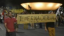 „Temer do vězení“ Brazilci protestují proti korupčnímu skandálu prezidenta.